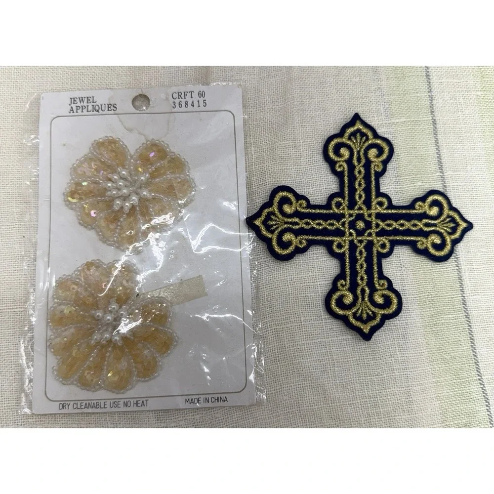 Vtg Sewing & Craft Trim Lot Crochet Flowers Appliques Lace Beaded Motifs Buttons